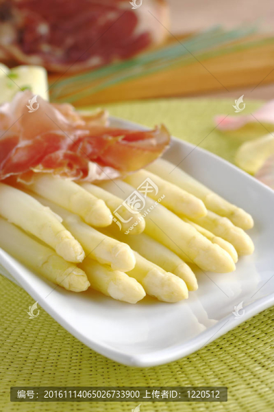 新鮮熟白蘆筍配火腿（選擇性聚焦，重點(diǎn)放在蘆筍正面）