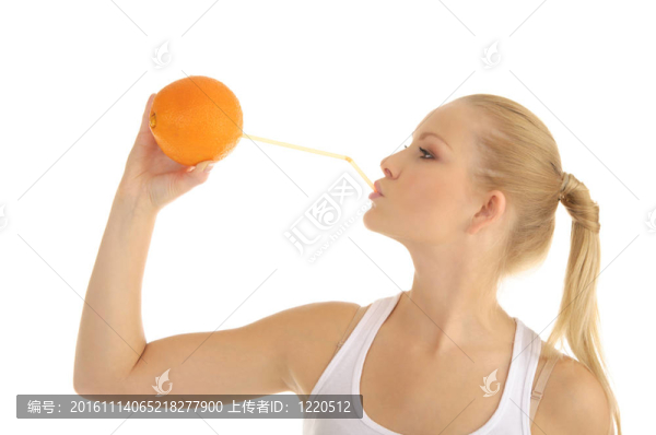 女人用吸管喝橙汁