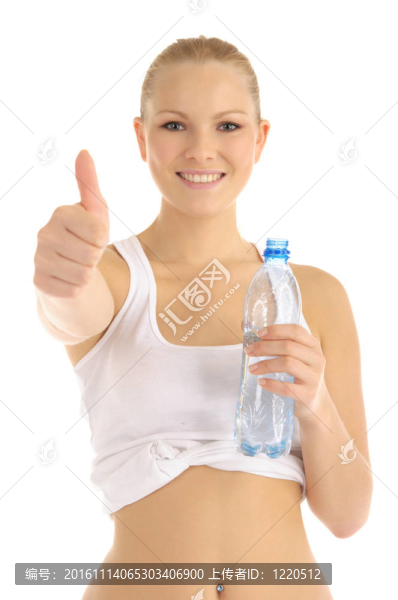 心滿意足的女人拿著一個(gè)水瓶