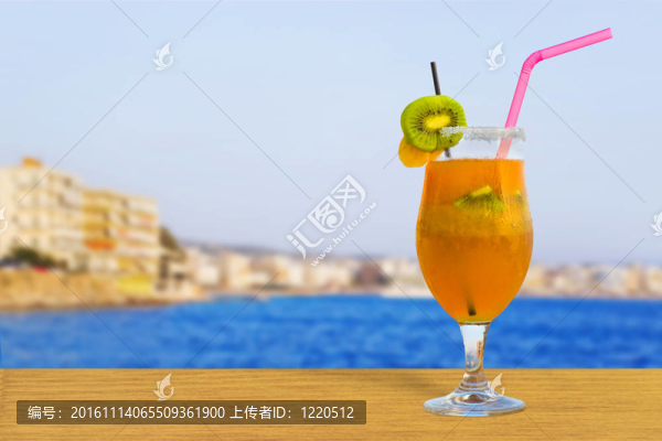 咖啡桌上的雞尾酒