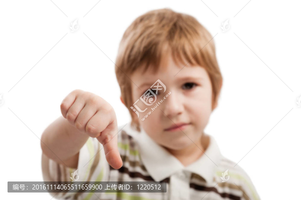 孩子的手勢，拇指向下