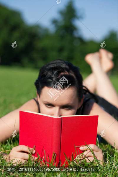 草地上的女人讀書