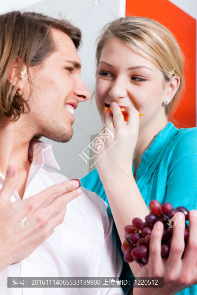 夫婦在家吃葡萄