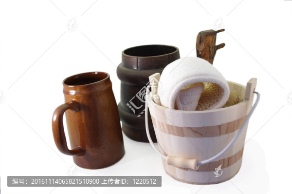 啤酒杯和浴室配件