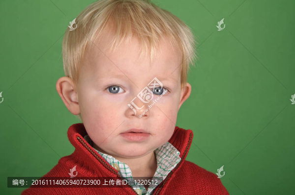 綠色屏幕上的年輕男性兒童肖像