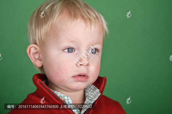 綠色屏幕上的年輕男性兒童肖像