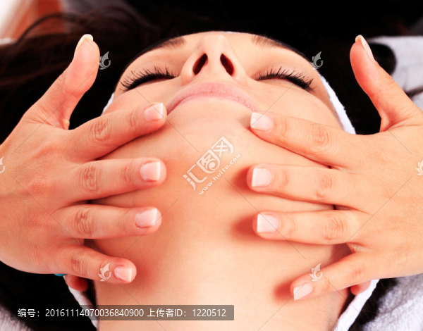 一個年輕的女人在一個健康的水療中心放松