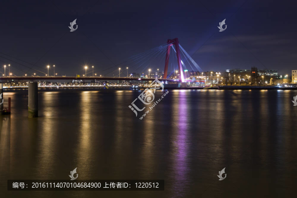 willemsbrug橋和默茲河的夜晚
