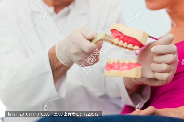 牙醫(yī)向病人解釋刷牙