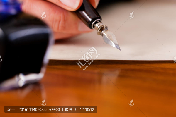 用鋼筆和墨水寫信的人