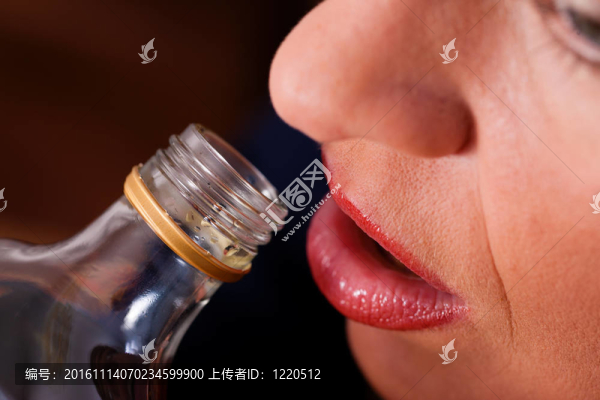 酗酒-女人喝太多白蘭地