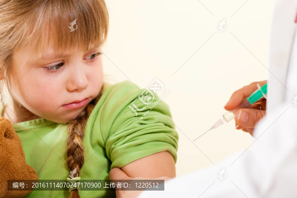 小兒科醫(yī)生用注射器給孩子