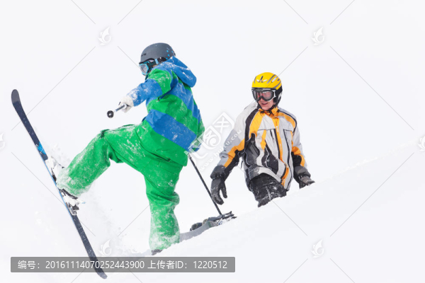 在雪地里滑雪和滑雪板