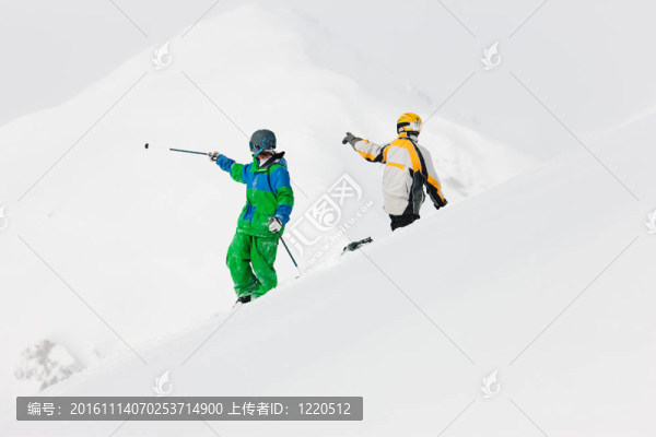 在雪地里滑雪和滑雪板