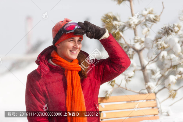 在滑雪小屋前面的女人
