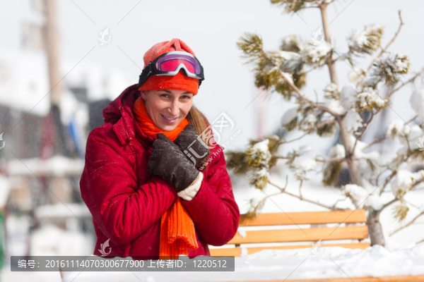 在滑雪小屋前面的女人