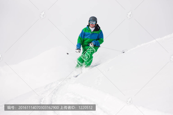 男子滑雪下山