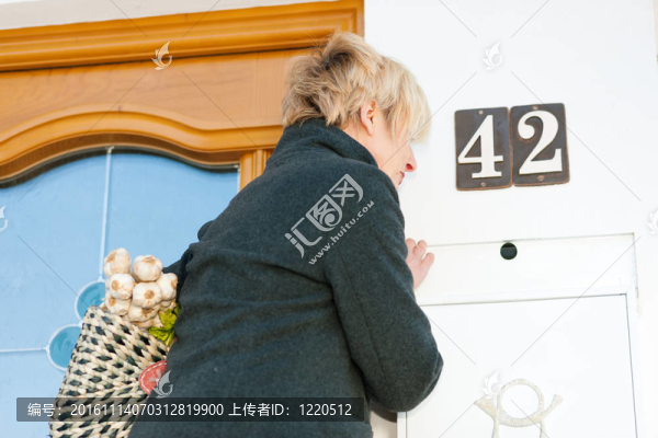雜貨店檢查郵件的女人