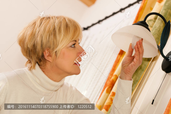 換燈泡的女人