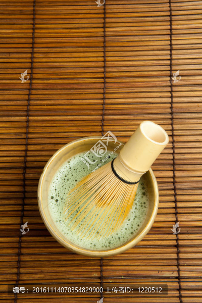 在綠茶竹拂