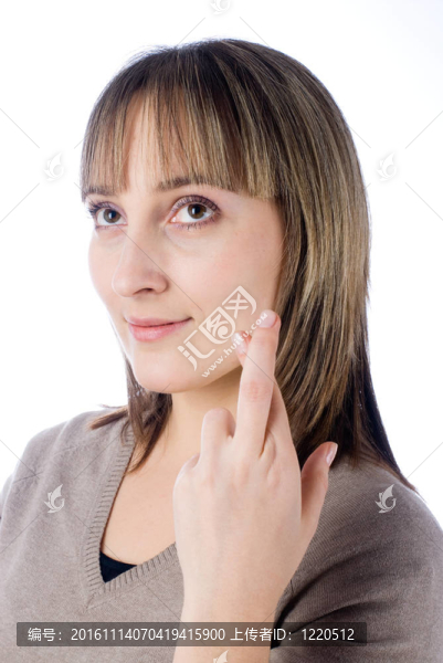 有交叉手指的女孩