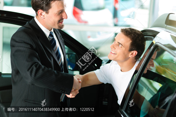 男子從銷售人員買車