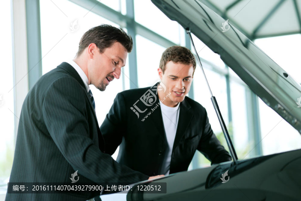 男子從銷售人員買車