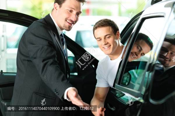男子從銷售人員買車