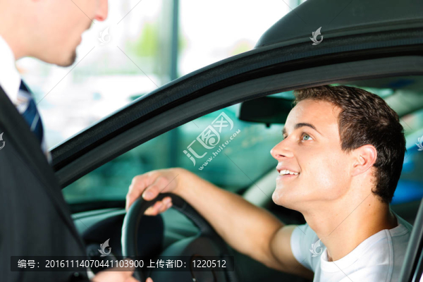 男子從銷售人員買車