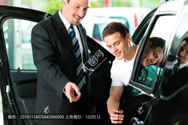 男子從銷售人員買車