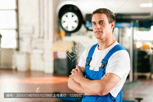 車(chē)間里的汽車(chē)修理工