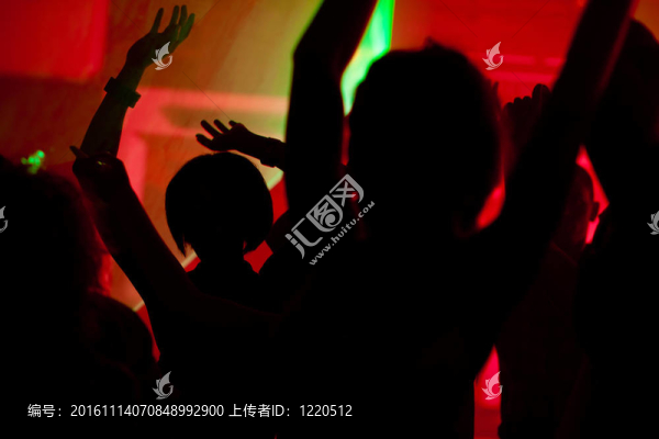 人們在俱樂部跳舞