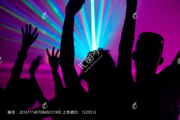 人們在俱樂部跳舞