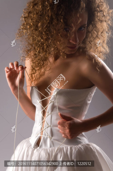 穿婚紗的女人