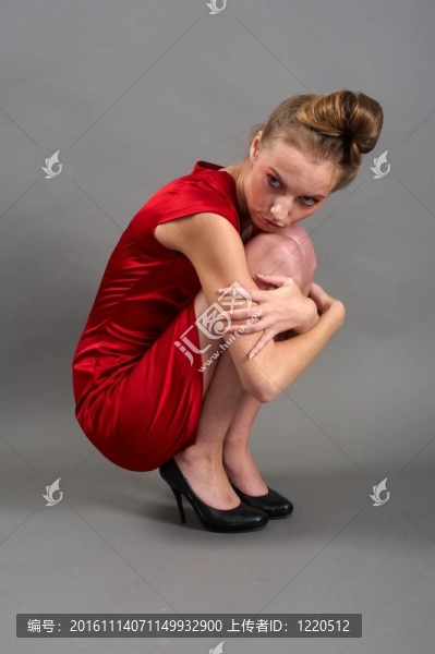 穿著紅色裙子的性感苗條的女人