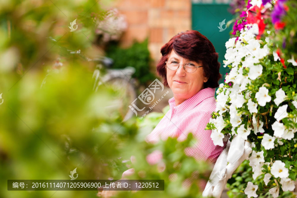 在她的花園里有花的女人