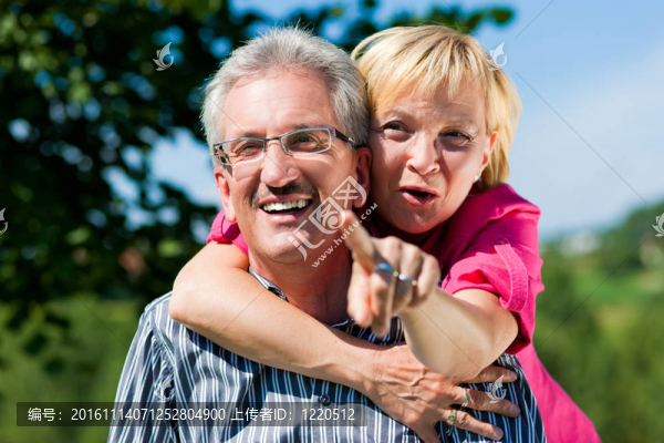 快樂成熟或高級夫婦走