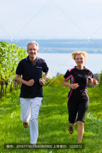 老年夫婦慢跑運動