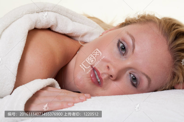 美麗的金發(fā)白人女人在水療中心
