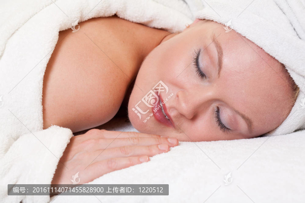 美麗的金發(fā)白人女人在水療中心