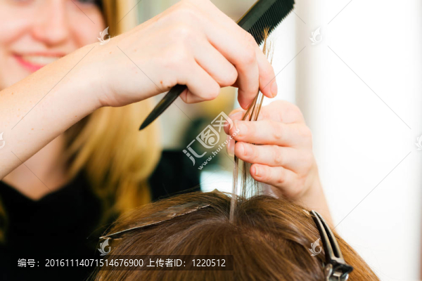 在理發(fā)店？女人得到新的頭發(fā)顏色