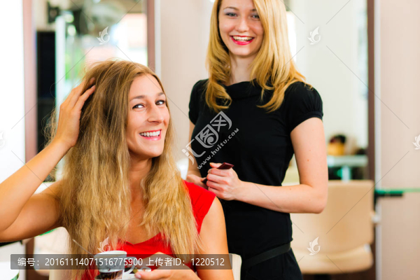 在理發(fā)師得到建議的女人