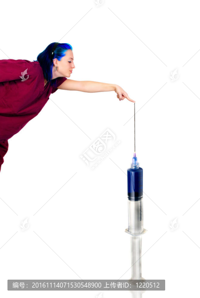 帶注射器的醫(yī)生