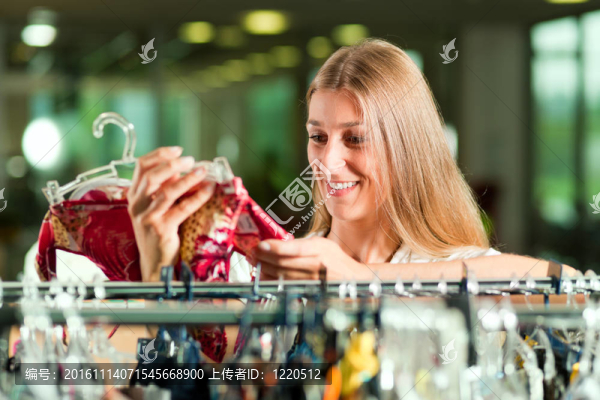 在一家服裝店購物