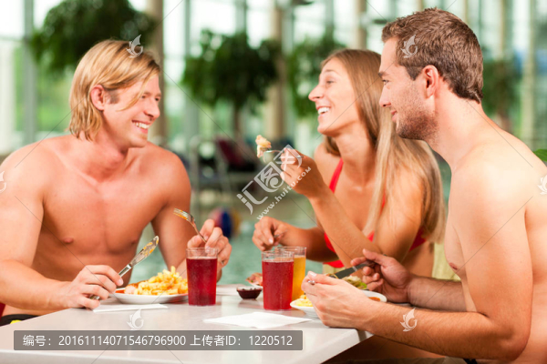 在公共游泳池的餐廳用餐