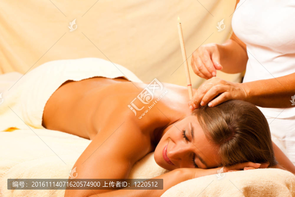 耳蠟治療的女性