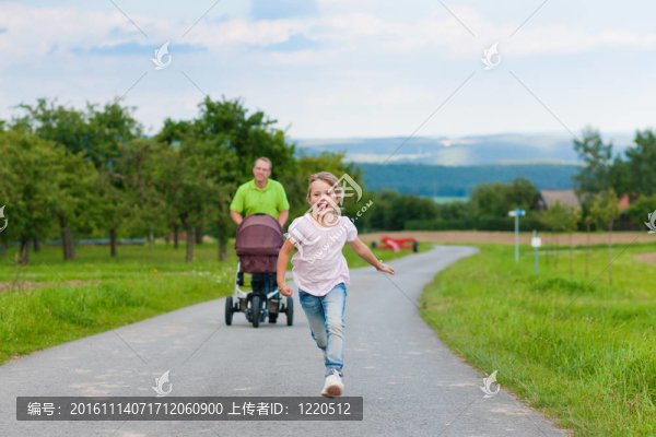 兒童和嬰兒車的父親
