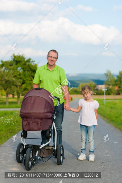 兒童和嬰兒車的父親