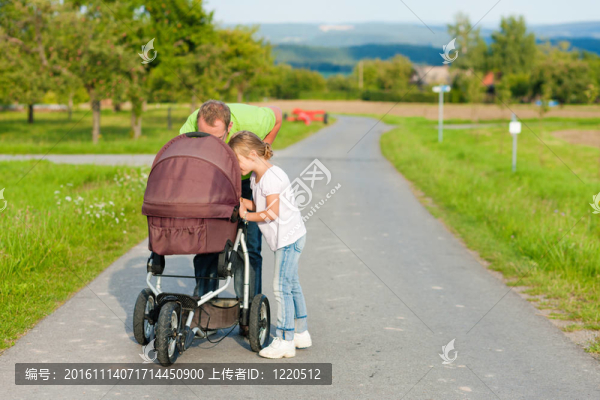 兒童和嬰兒車的父親