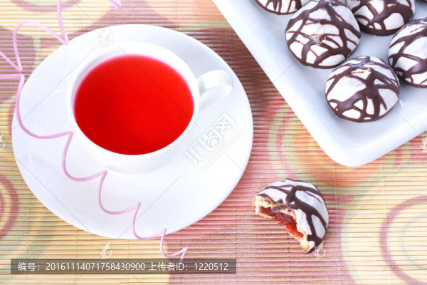 一杯茶和巧克力裝飾的冰香料蛋糕